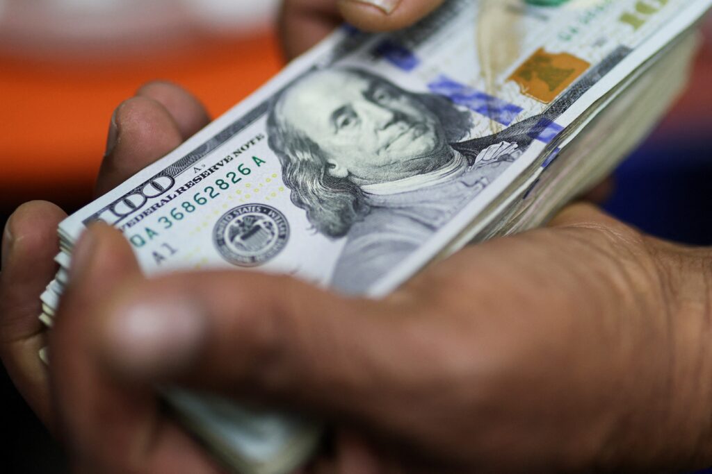Dólar em alta: o que isso significa para o seu bolso e para a bolsa brasileira