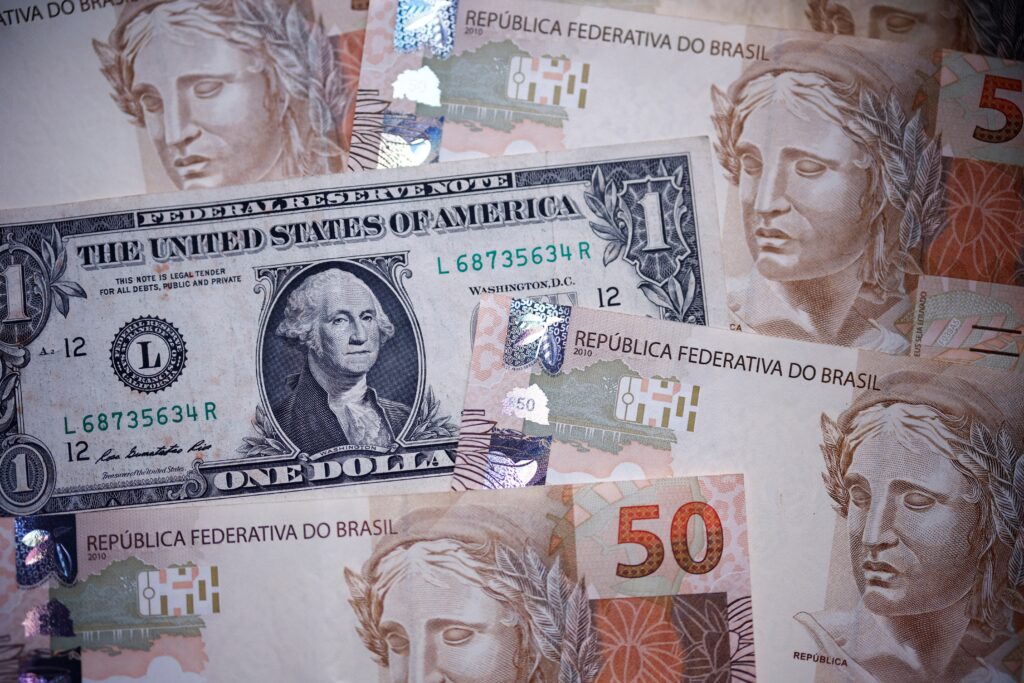 Dólar em queda e Ibovespa em alta: o que isso significa para o seu bolso?