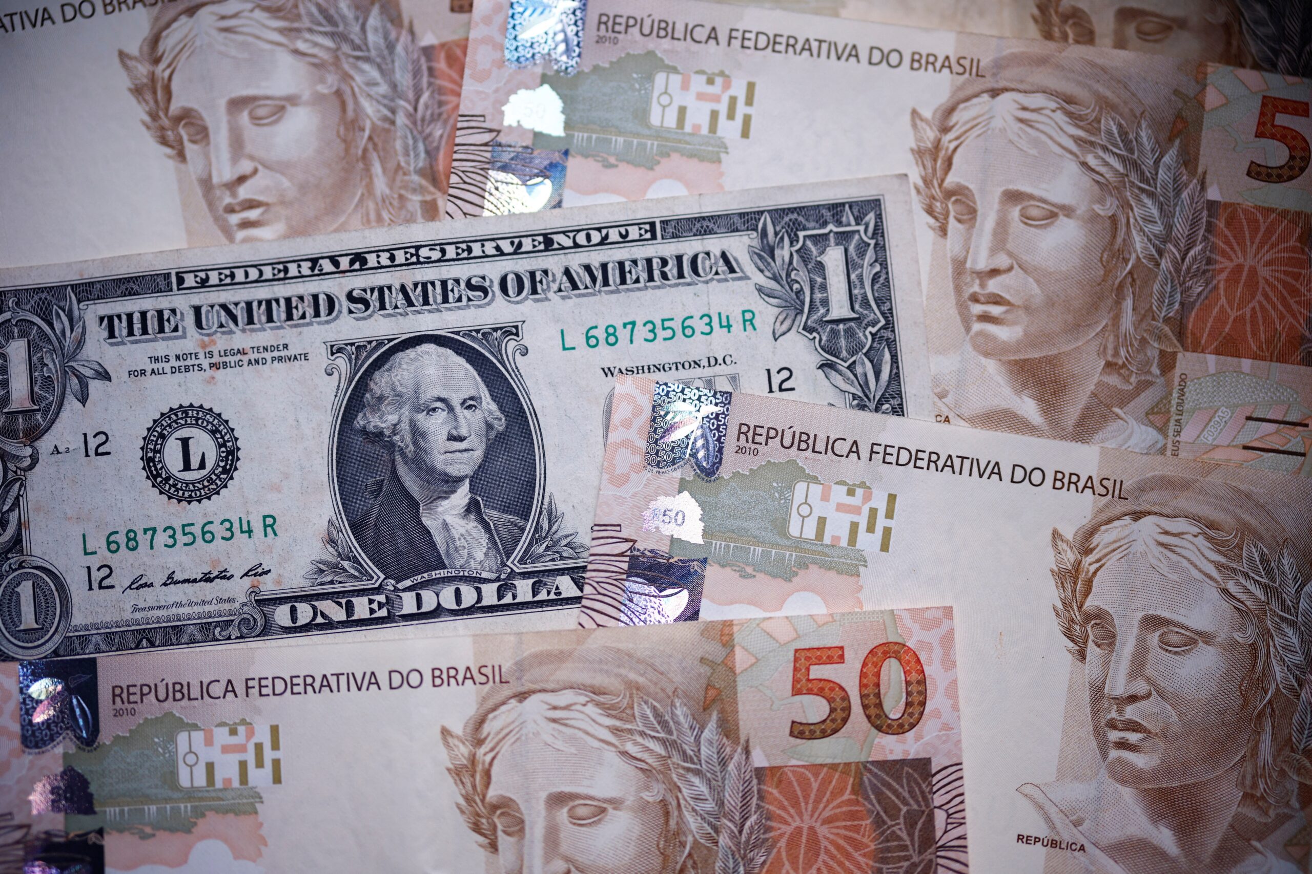 Dólar em queda e Ibovespa em alta: o que isso significa para o seu bolso?