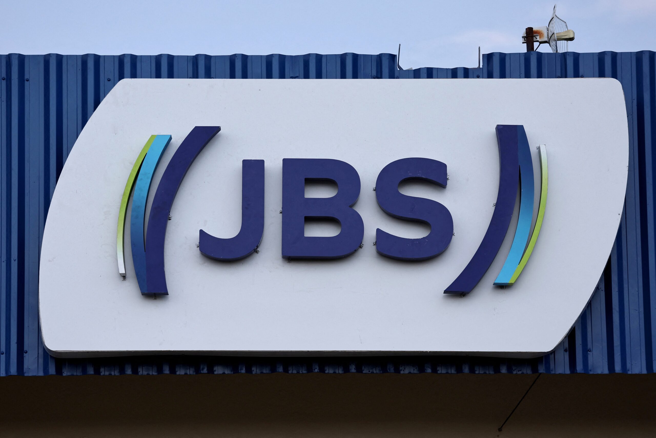 JBS fecha fábrica na Califórnia: o que isso significa para o mercado de carne nos EUA e para nós, consumidores