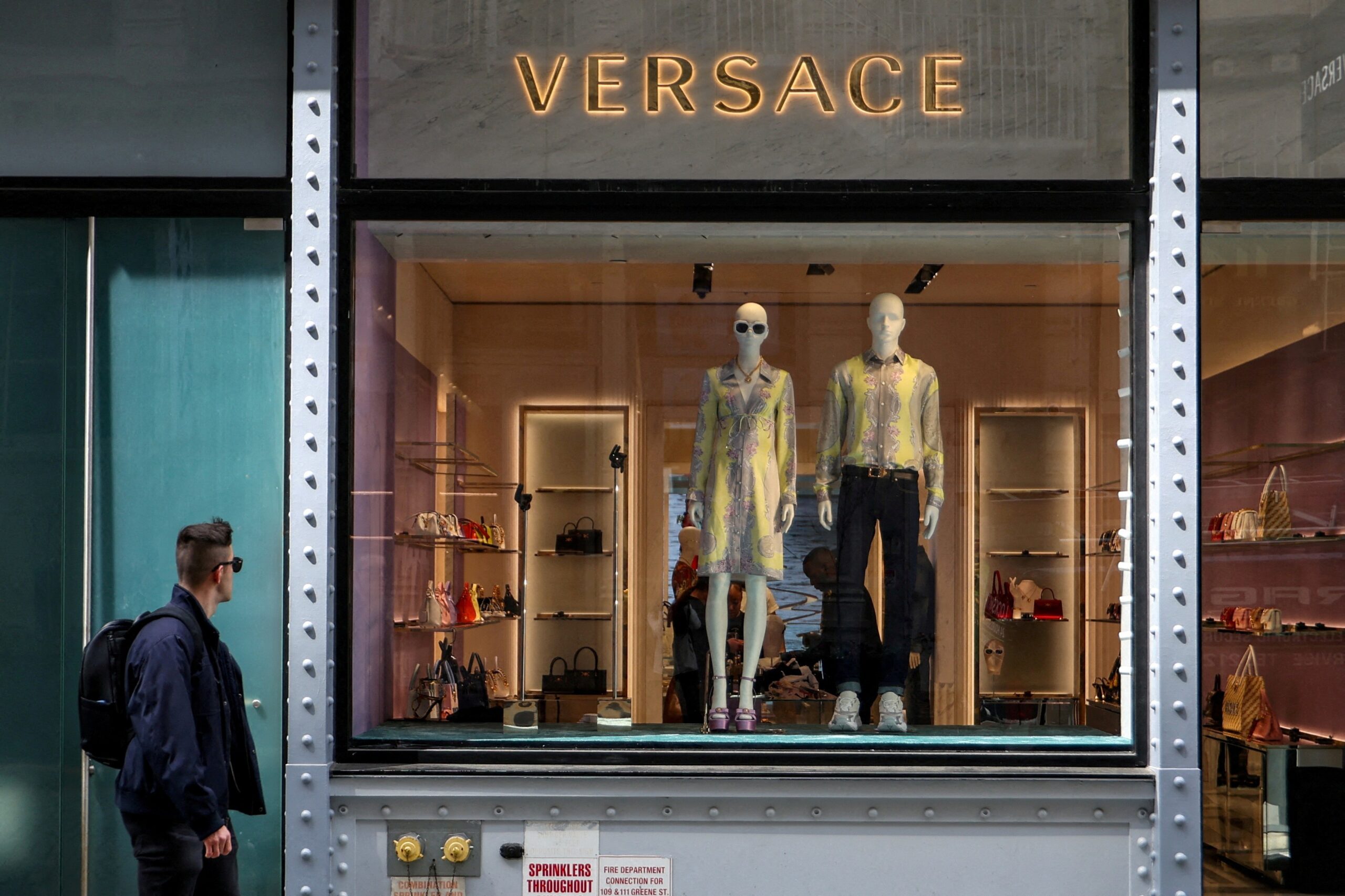 Prada compra a Versace: o que essa fusão de gigantes italianos significa para o luxo mundial