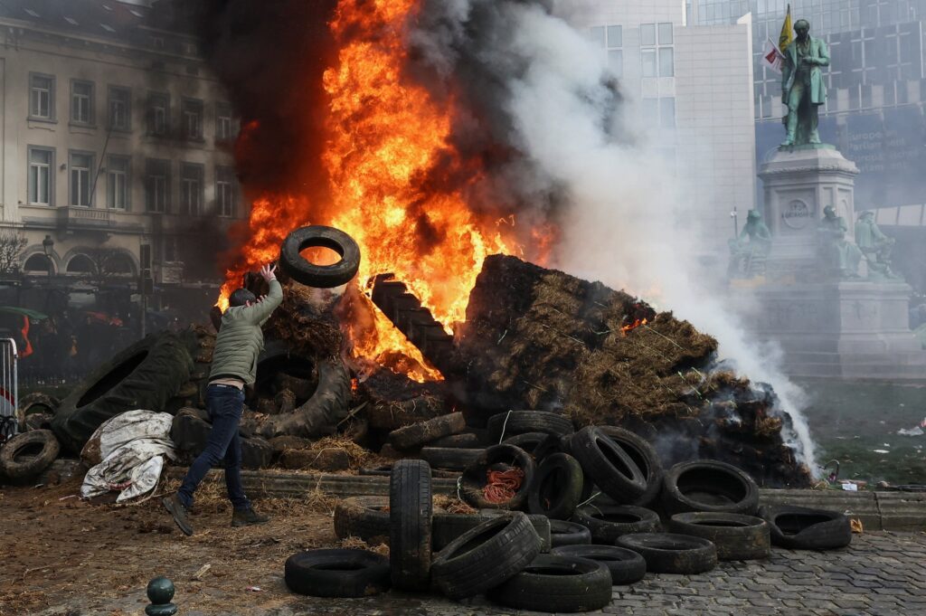 Tratores, pneus em chamas e debate acirrado: o que o protesto de Bruxelas revela sobre o futuro do agro europeu e brasileiro
