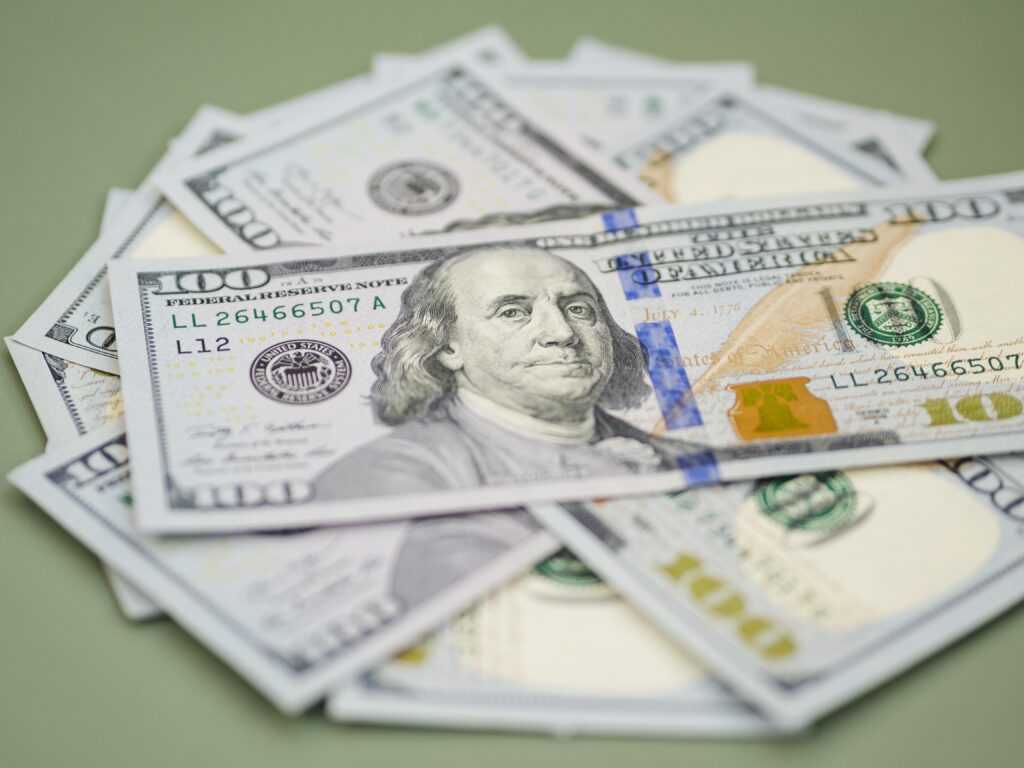 Dólar em baixa, Ibovespa em alta: o que esses números significam para o seu bolso?