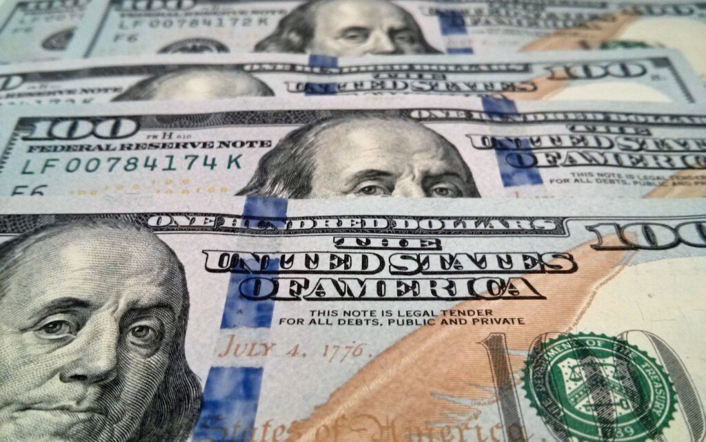 Por que os brasileiros estão gastando mais no exterior em 2025? Dólar barato, IOF alto e turismo em alta