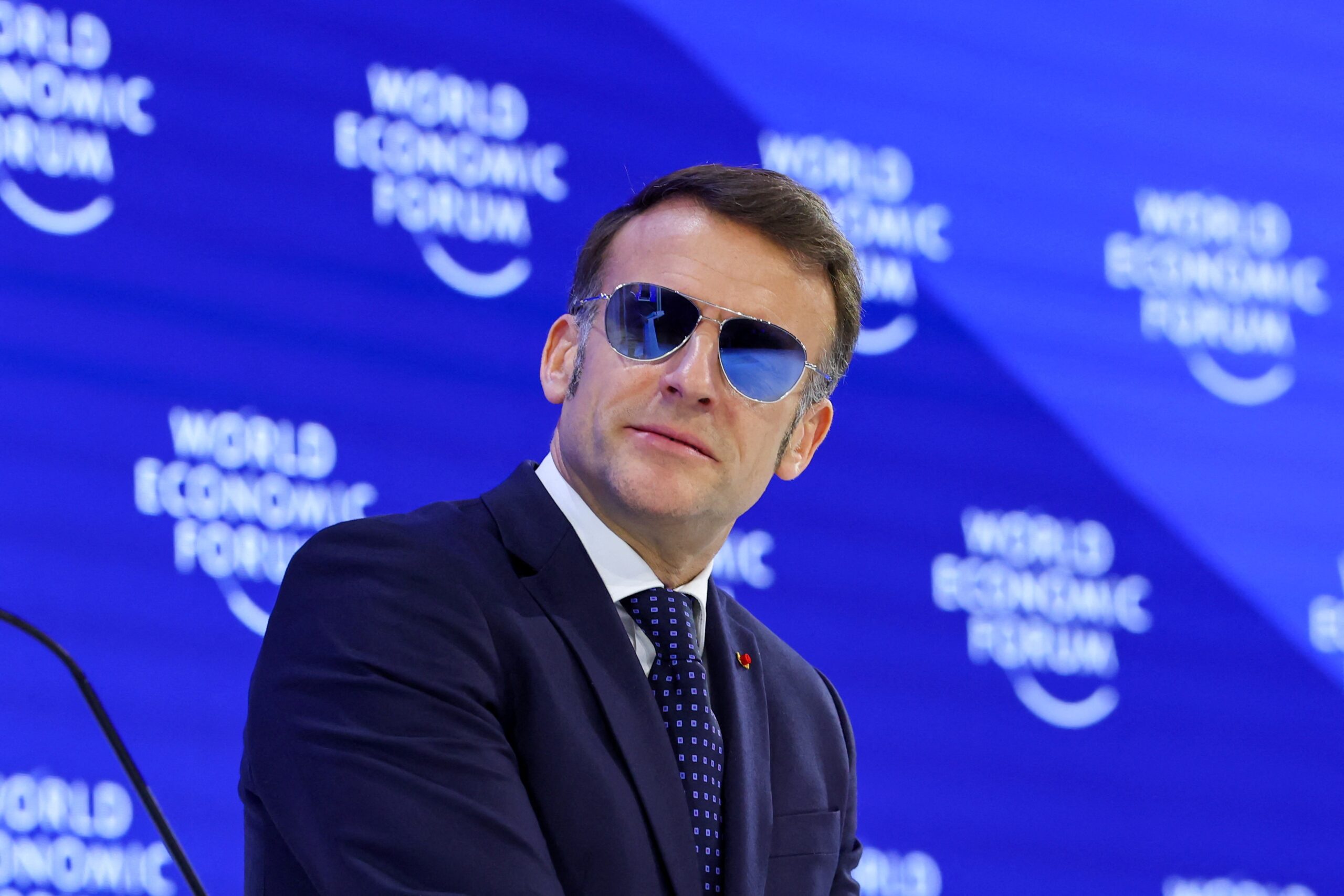 Quando um par de óculos vira ouro: o caso dos óculos de R$ 4 mil de Macron em Davos