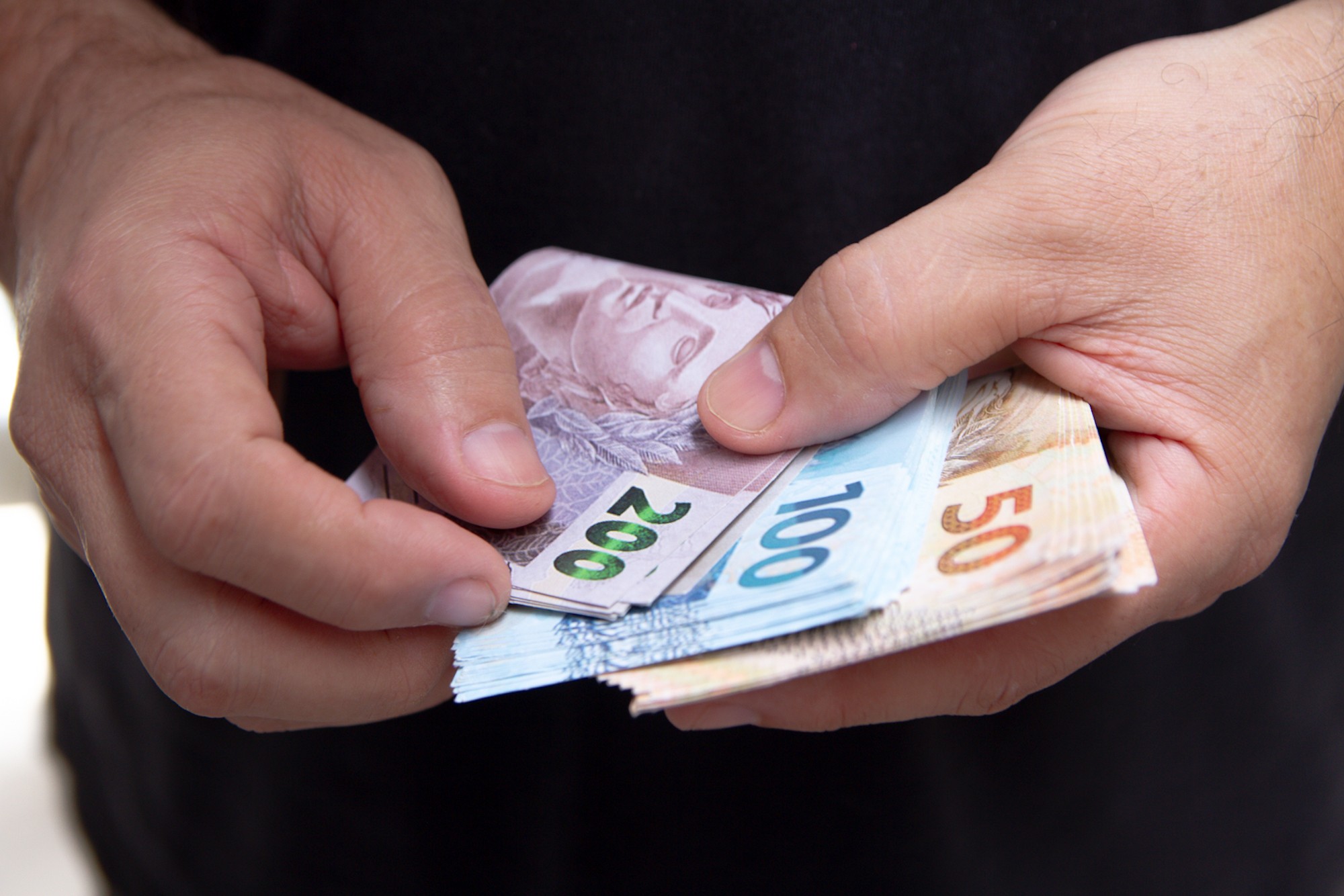 Salário mínimo chega a R$ 1.621: o que isso muda no seu bolso e na economia