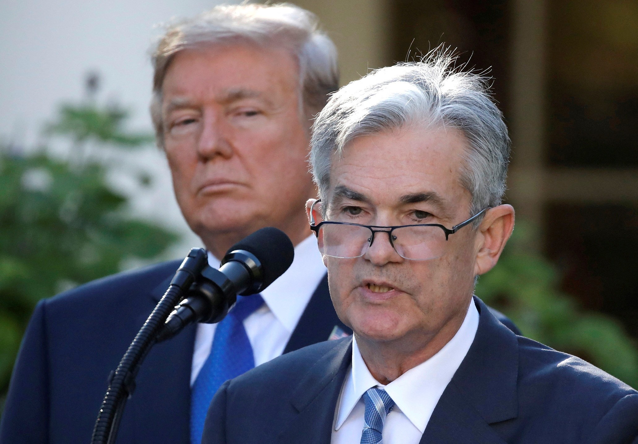 Trump ainda não pensa em demitir Powell: o que isso significa para a economia global?
