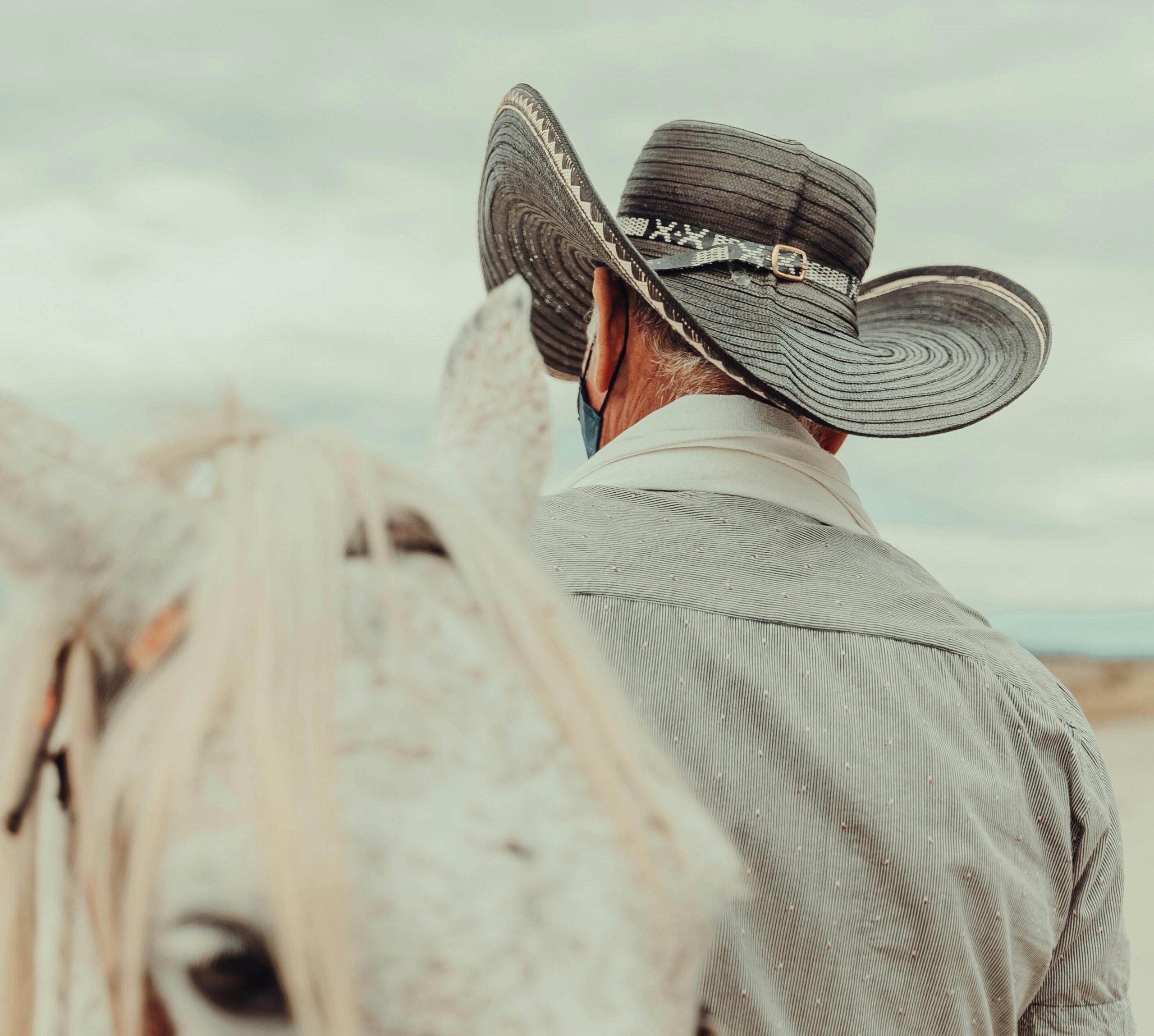 Chapéu na roça ainda vale: entenda o que realmente diz a NR‑31 sobre EPIs rurais