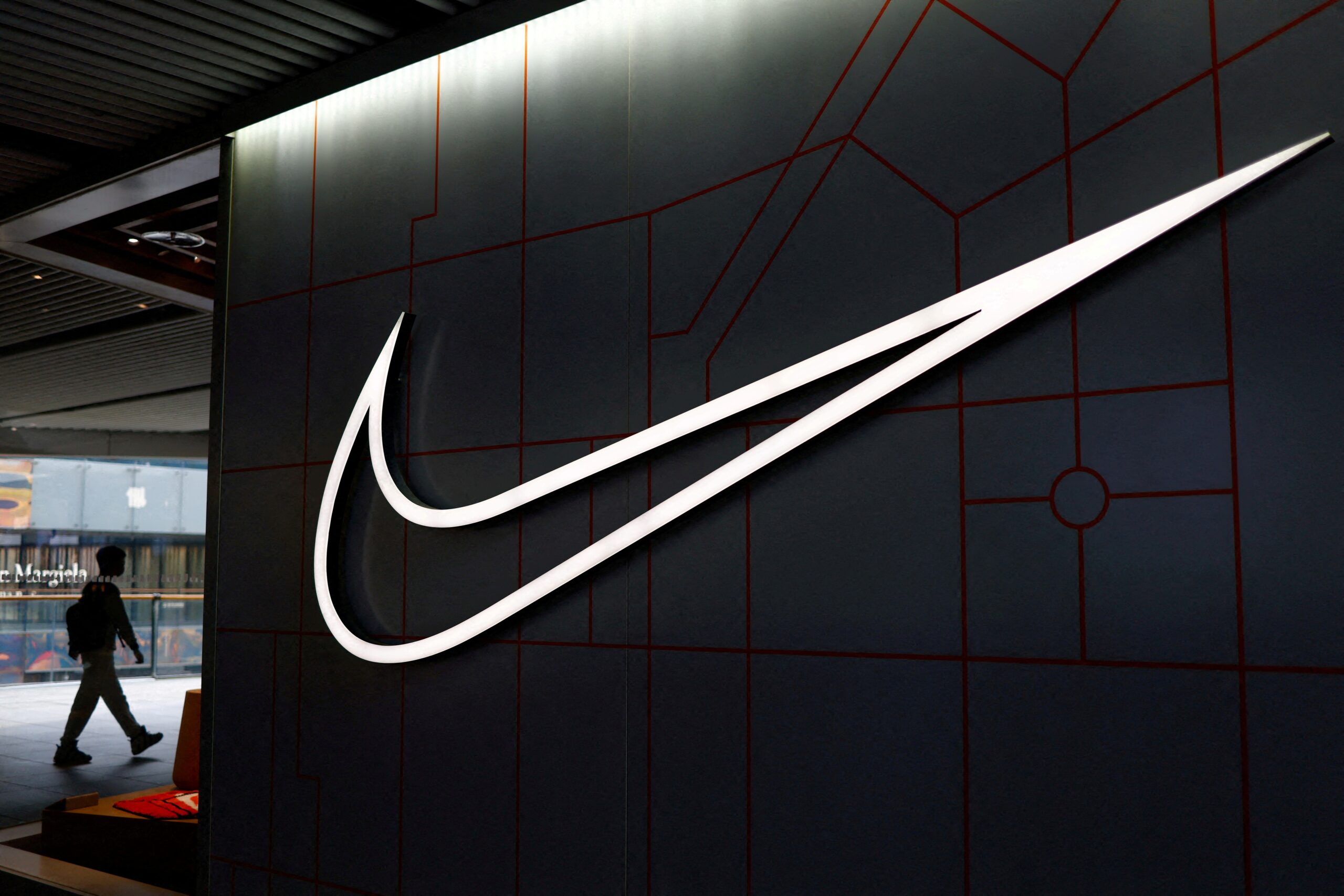 Nike sob investigação nos EUA: o que a suspeita de discriminação contra trabalhadores brancos significa para todos nós