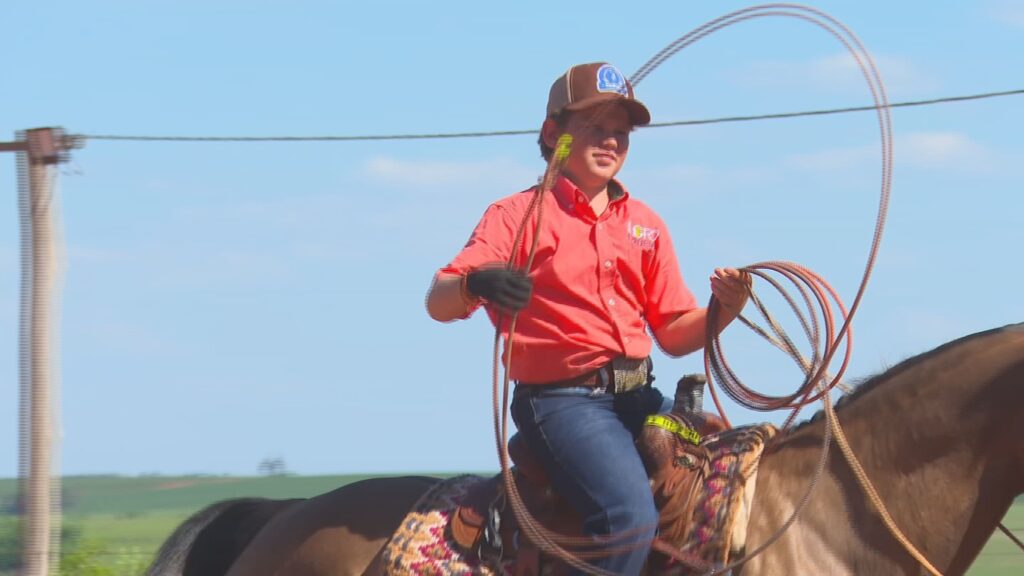 Paixão pelos cavalos: a jornada de Paulinho, o prodígio do laço que coleciona troféus