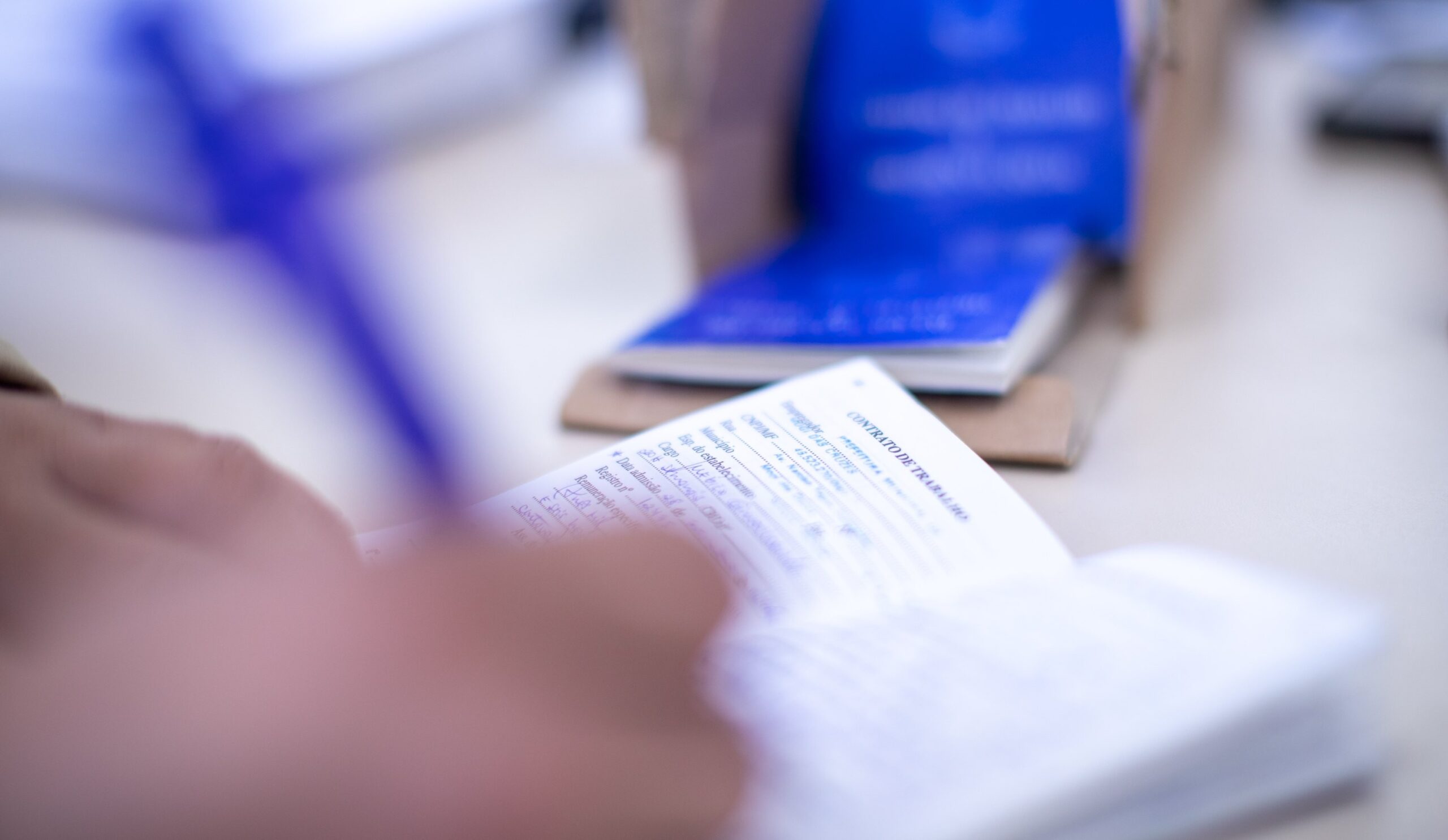 Por que a criação de empregos formais caiu em 2025? Entenda o que isso significa para o seu bolso